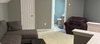 Spacious 5-bedroom house in pleasant Chesterfield with AC