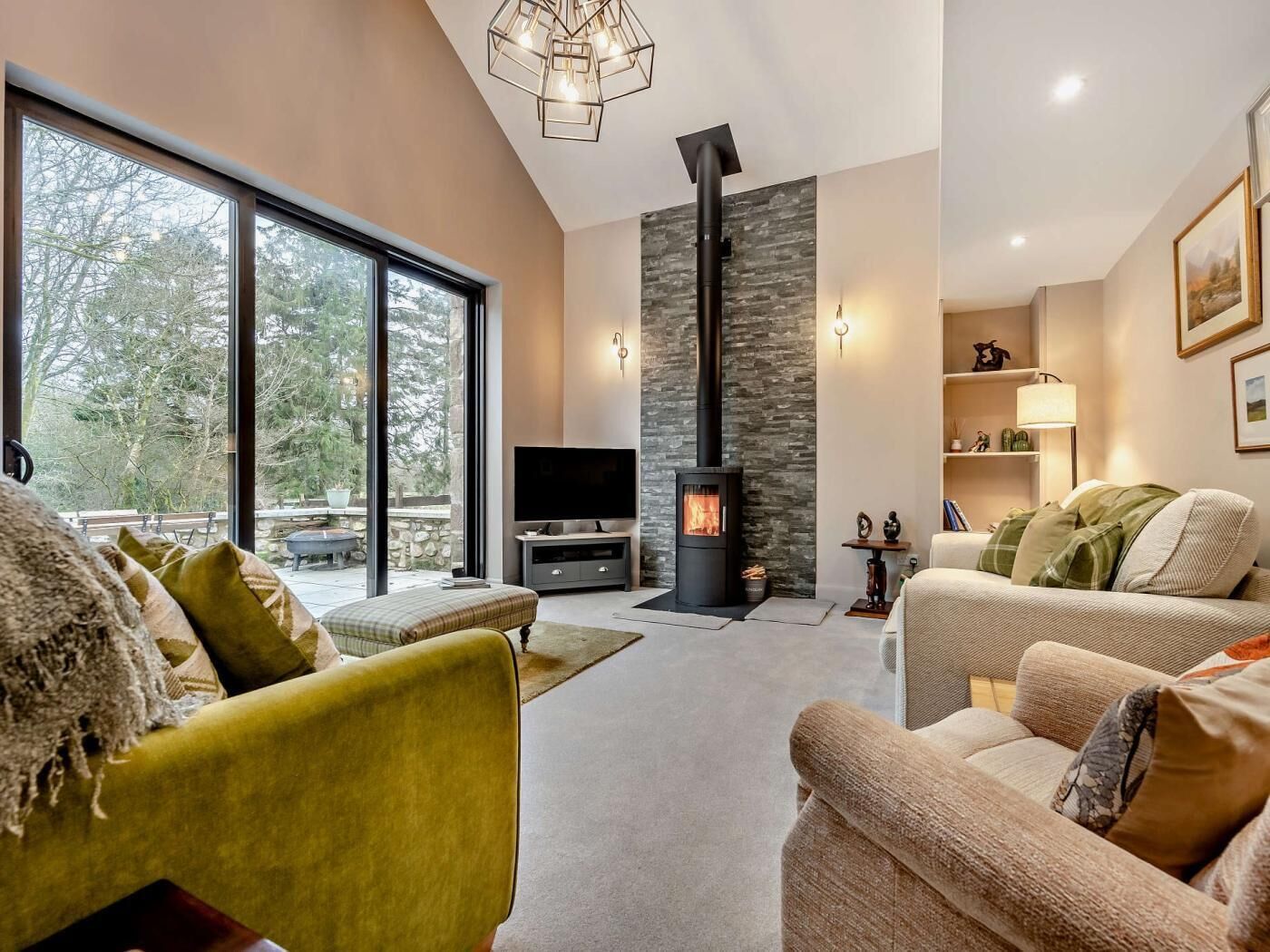 TV, fireplace