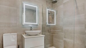 A modern bathroom with a glass-enclosed shower, a white sink, and a toilet. - 2 Bed in Paignton (oc-93062) (Marldon)