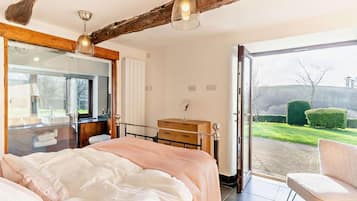 5 bedrooms, travel cot, free WiFi, bed sheets