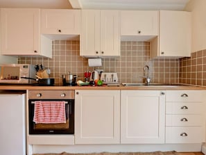Cookware/dishes/utensils - 1 Bed in Fordingbridge (oc-92985) (Breamore)