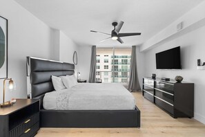 Iron/ironing board, travel cot, WiFi, bed sheets - Luxury Brickell 1BR With City Views & Rooftop Pool (Miami)