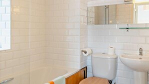 A bathroom with a bathtub, toilet, and sink. - 3 Bed in Haverfordwest (oc-92675) (Solva)