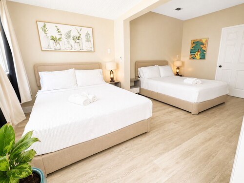 Beautiful, all new suite, with free parking in vibrant Miami design.