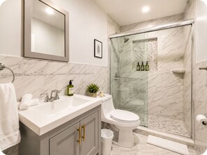 Hair dryer, towels, soap, toilet paper - Beautiful, all new suite, with free parking in vibrant Miami design. (Miami)