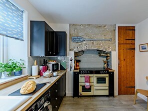 High chair, cookware/dishes/utensils - 3 Bed in Morpeth (oc-93015) (Amble)