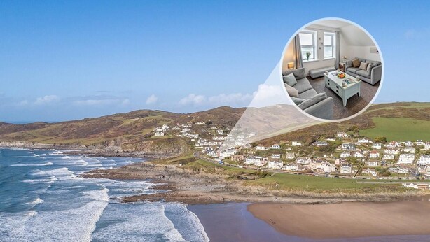 A coastal town with a view of the sea, a sandy beach, and a residential area with houses. - 2 Bed in Woolacombe (oc-76350) (Woolacombe)