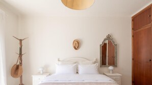 A bedroom with a bed, two bedside tables, a mirror, and a wardrobe. - Lagos Urban Hideout: Discover your own little city retreat in the heart of Lagos (Lagos)