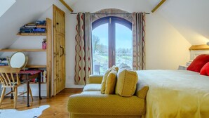 Una camera da letto con un letto, una scrivania e una sedia.