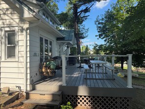 Outdoor dining - Cozy 3-bdrm in Paca w AC- Walk to Waupaca's top spots: WheelHouse, Scoopers, ICC (Waupaca)