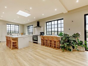 Cookware/dishes/utensils - 1 Bed in Lutterworth (oc-93761) (Laughton)