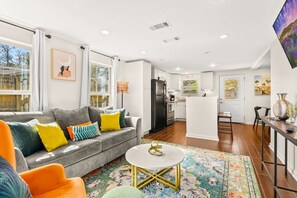 Living area - 3-bedroom house in peaceful Baton Rouge with AC and charm (Baton Rouge)