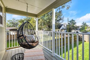 Terrace/patio - 3-bedroom house in peaceful Baton Rouge with AC and charm (Baton Rouge)