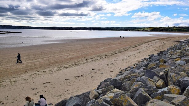 A beach with a rocky shoreline, a sandy beach, and a calm body of water in the distance. - 1 Bed in Marazion (oc-53251) (Marazion)