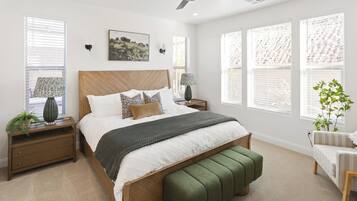 Escritorio, cuna de viaje, wifi y ropa de cama