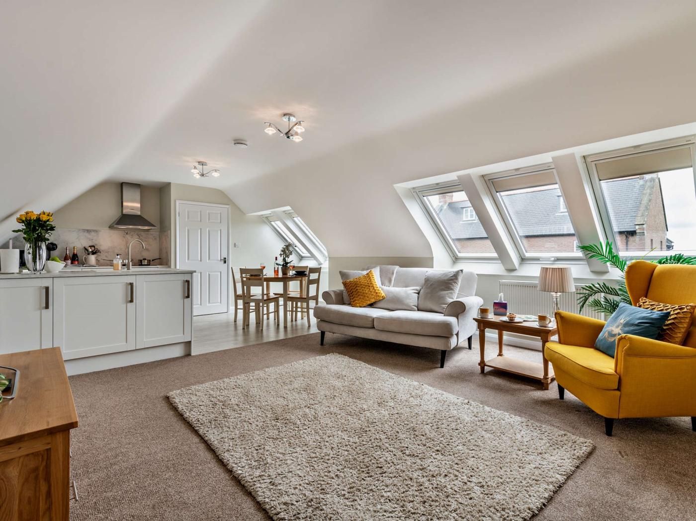 Un appartement moderne de style « loft » comprenant une cuisine, un coin repas et un espace de vie.