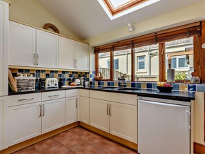 Dishwasher, high chair, cookware/dishes/utensils - 3 Bed in Kingsbridge (oc-93956) (Torcross)