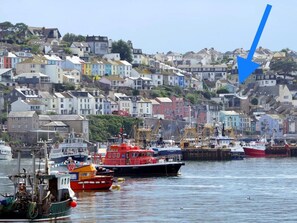 A coastal town with colorful houses and boats docked at the harbor. - 2 Bed in Brixham (oc-93990) (Brixham)