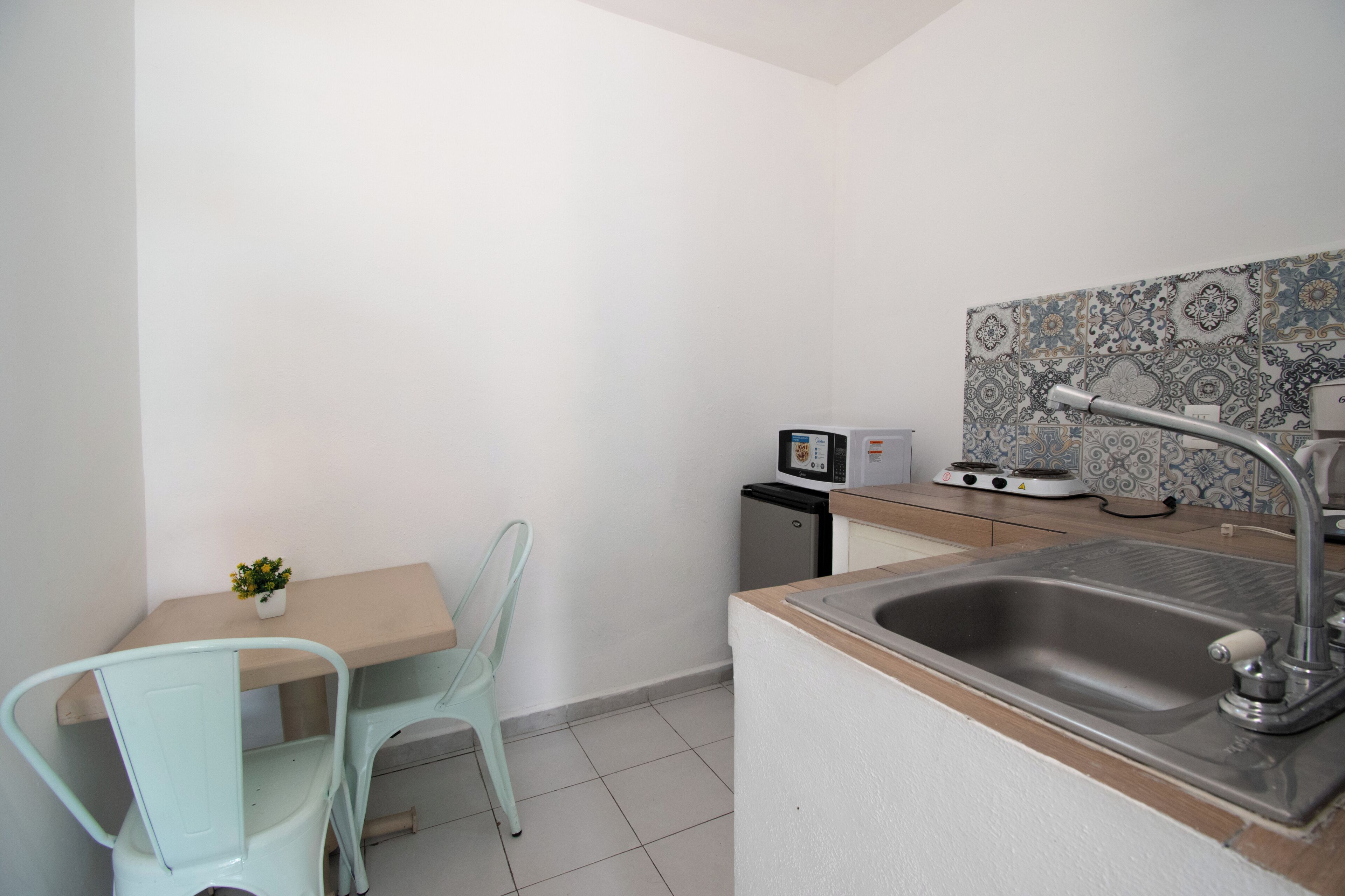Economy Room (Habitación económica 1) | Private kitchen | Microwave