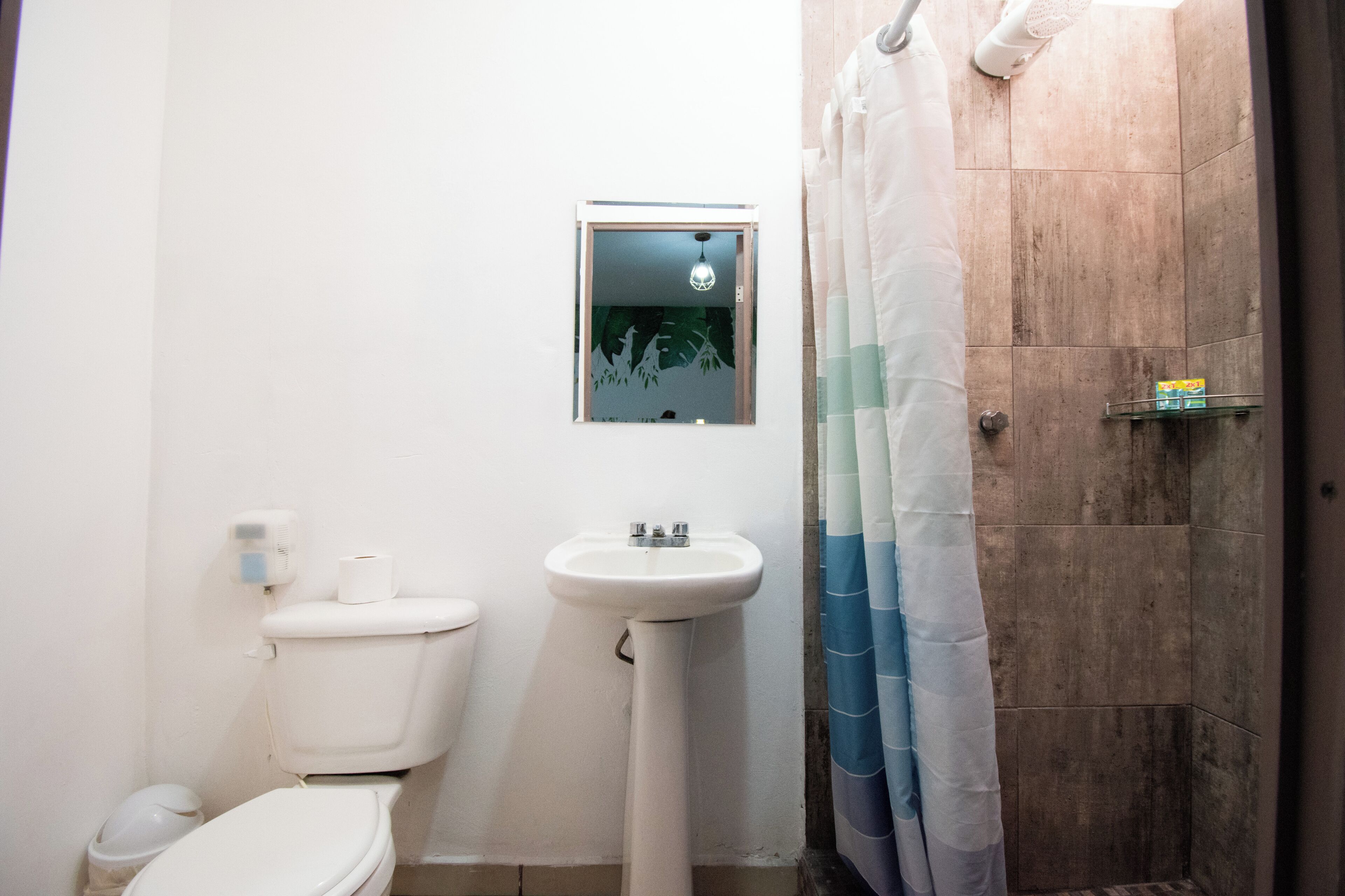 Habitación (Habitación económica 14) | Baño | Regadera, toallas, jabón, shampoo 