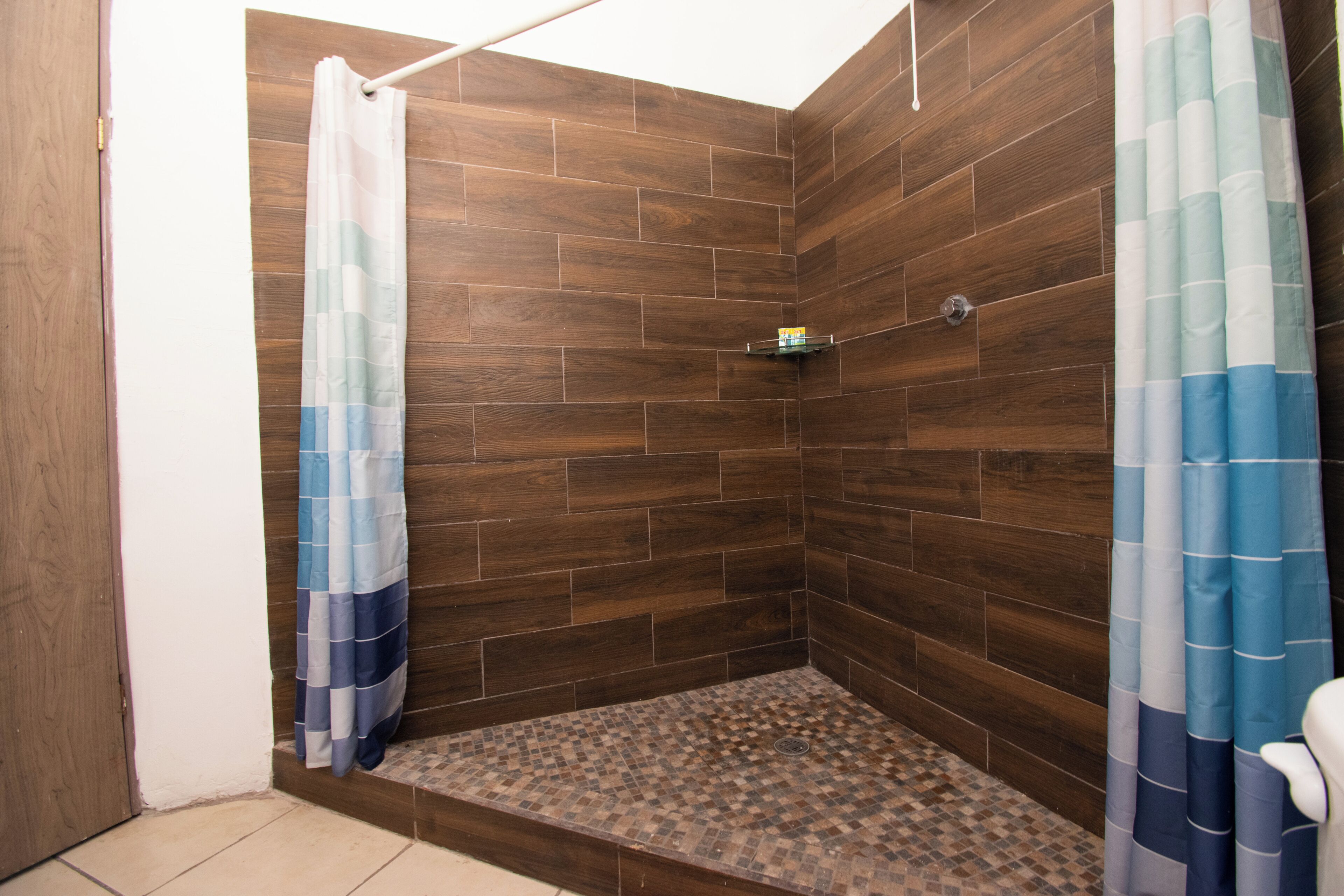 Habitación económica | Baño | Regadera, toallas, jabón, shampoo 