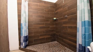Habitación económica | Baño | Regadera, toallas, jabón, shampoo