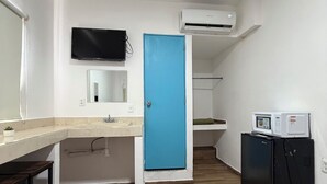 A compact kitchen with a sink, a microwave, and a refrigerator. - Isla Venados Renta Vacacional (Mazatlán)