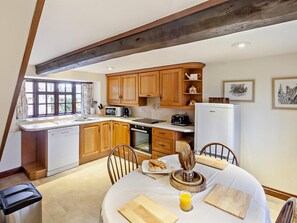 Oven, dishwasher, cookware/dishes/utensils - 2 Bed in Newport (oc-94031) (Brighstone)