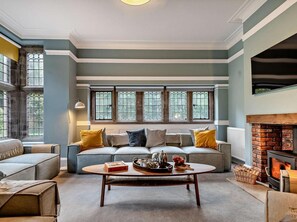 TV, fireplace - 5 Bed in Monmouth (oc-94050) (Monmouth)