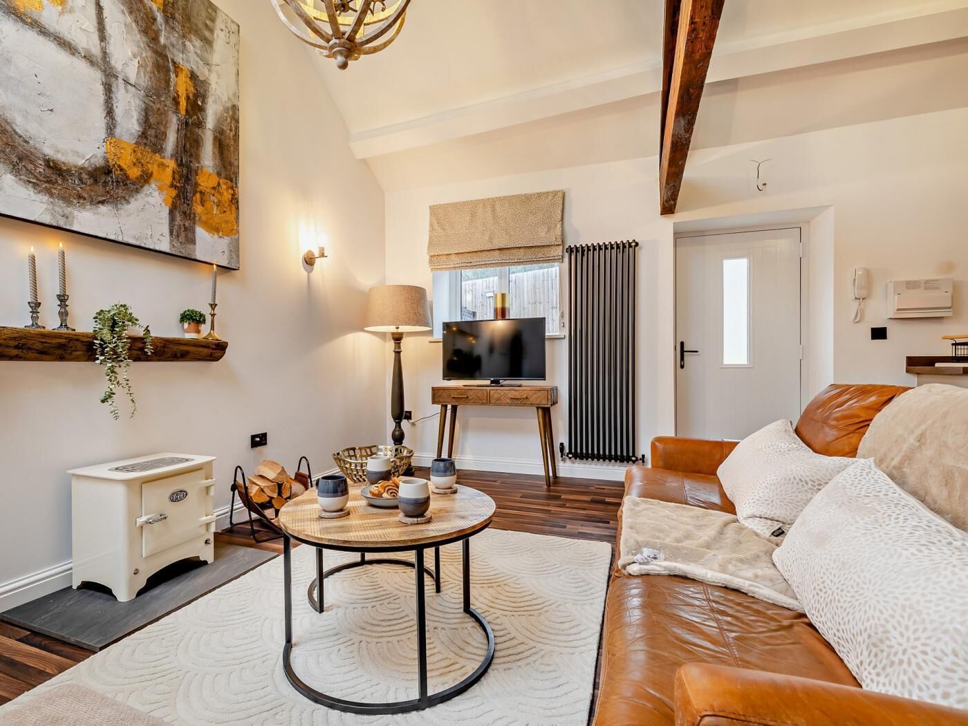 Una sala acogedora con chimenea, televisión y sofá.