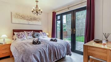 3 bedrooms, travel cot, free WiFi, bed sheets