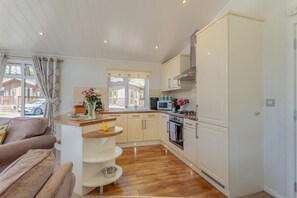Oven, dishwasher, cookware/dishes/utensils - 2 Bed in Okehampton (oc-80373) (Okehampton Hamlets)