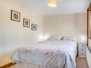 A bedroom with a bed, two bedside tables, and three framed pictures on the wall. - 2 Bed in Hereford (oc-94018) (Dorstone)