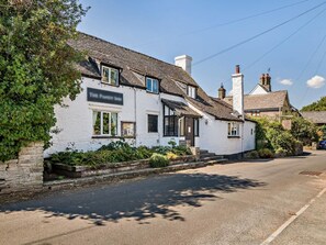 A traditional white building with a sign indicating it is a pub. - 2 Bed in Hereford (oc-94018) (Dorstone)