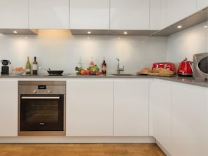 Oven, dishwasher, cookware/dishes/utensils - 1 Bed in Spark Bridge (oc-lcc52) (Penny Bridge)