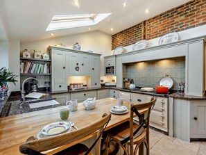 Dishwasher, high chair, cookware/dishes/utensils - 3 Bed in Heathfield (oc-93718) (Dallington)