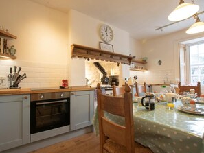 Oven, dishwasher, cookware/dishes/utensils - 3 Bed in Penrith (oc-74159) (Shap)