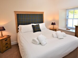 A neatly made bed with white linens, a plaid headboard, and two bedside lamps. - 4 Bed in Kirriemuir (oc-cbyre) (Kirriemuir)