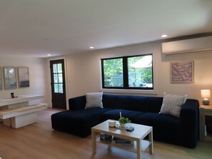 Living area - The Wildwood - Modern 3BR Near Newfound Lake (Bristol)