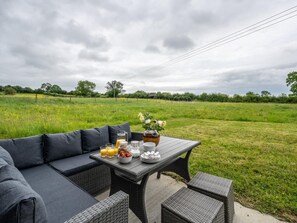 Outdoor dining - 3 Bed in Ashbourne (oc-93331) (Hollington)