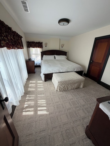 Earl's Place - A Restored Downtown Geneva Retreat Near Wineries, GOTL & SPIRE!