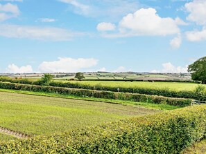 A rural landscape with fields, hedgerows, and distant hills under a clear sky. - 3 Bed in Market Rasen (oc-93253) (Ranby)