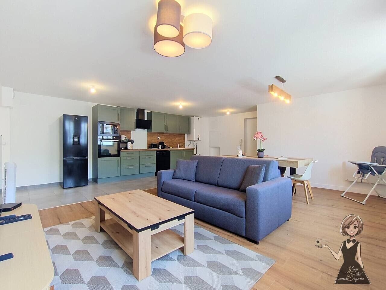 Ein modernes Wohnzimmer mit Sofa, Couchtisch und Essbereich mit Stühlen.