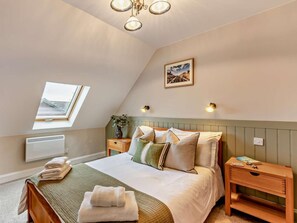 2 bedrooms, travel crib, WiFi (free), bed sheets