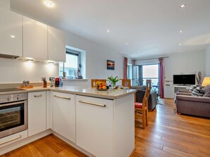 Microwave, oven, high chair, cookware/dishes/utensils - 2 Bed in Newquay (oc-41332) (Newquay)