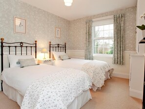 Travel cot, free WiFi, bed sheets - 3 Bed in Lymington (oc-nfl73) (Everton)