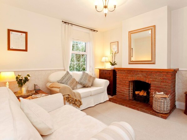 TV, fireplace - 3 Bed in Lymington (oc-nfl73) (Everton)