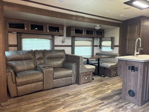 Quaint 1 bed RV, on the lake. Sleeps 6-7