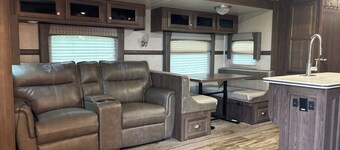 Quaint 1 bed RV, on the lake. Sleeps 6-7