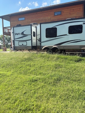 Property grounds - Quaint 1 bed RV, sleeps 6-7 guests with AC and WiFi in McLoud , Ok. (McLoud)